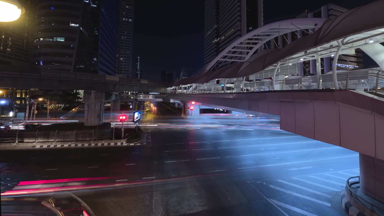 태국 방콕에서 밤에 총 논시 스카이워크 다리 아래에서 긴 노출 트래픽