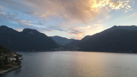 hermoso panorama areal del lago com en el centro de italia en los alpes mientras se pone el sol