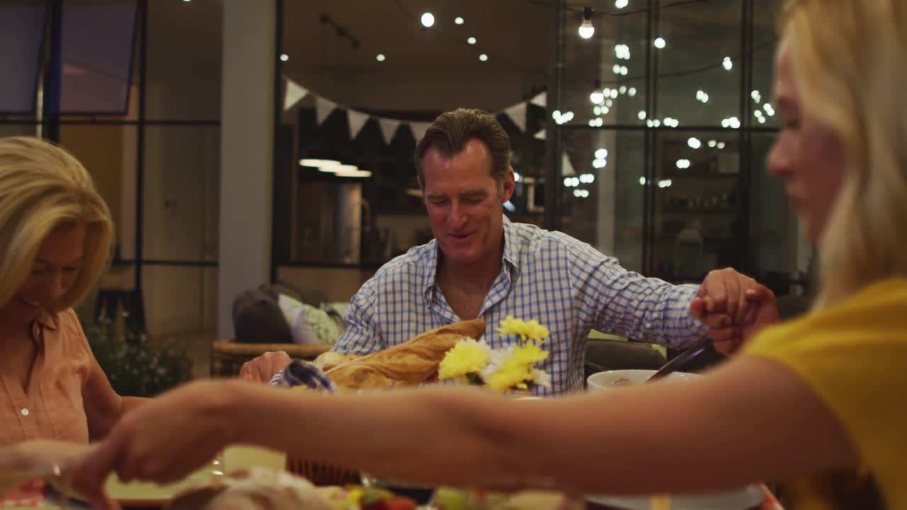 familia feliz orando antes de la cena