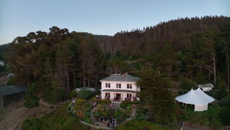 Drohnenaufnahme-Eines-Privaten-Hochzeitsortes,-Versteckt-In-Einem-Wald-Am-Abend