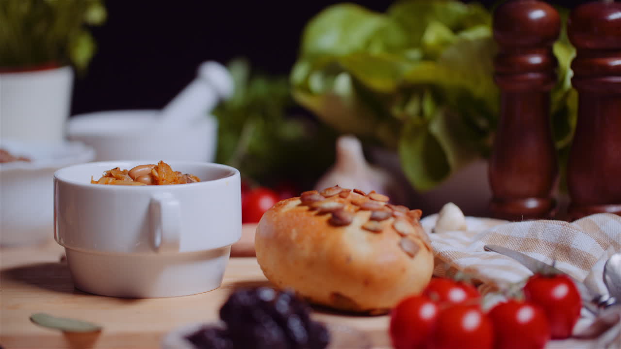 comida fresca en taza por pan con semillas de calabaza 4