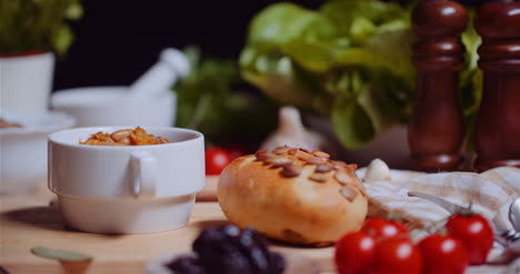 Frisches-Essen-In-Der-Tasse-Von-Brot-Mit-Kürbiskernen-4