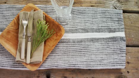 varios cubiertos en la mesa de madera 4k