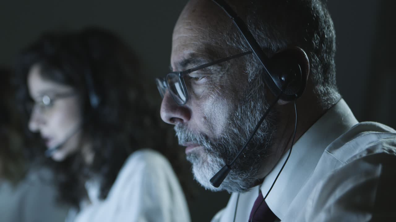 un hombre de negocios maduro y serio con auriculares.