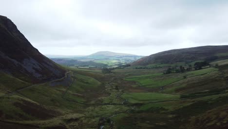 Explorando-El-Paisaje-único-De-Dash-Farm-Y-Skiddaw-Peak-En-El-Distrito-De-Los-Lagos,-Reino-Unido-|-Toma-Aerea-4k