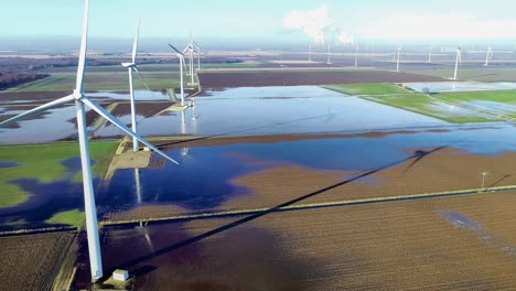 Windturbinen-Drehten-Sich-Langsam-In-Feldern,-Die-Mit-Schwarzwasser-Aus-Torfmooren-überschwemmt-Waren,-Nachdem-Es-Tagelang-Geregnet-Hatte,-Und-Verursachten-Lokale-Überschwemmungen