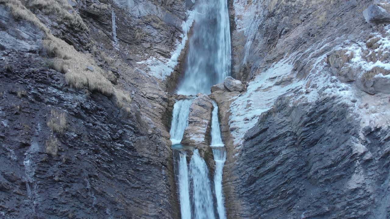 drone volando sobre la cascada para mostrar el tamaño de ambas cascadas