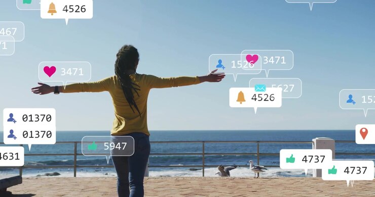 Kvinde på strandpromenade, mens sociale ikoner dukker op omkring hende, åbner armene, drejer rundt og går til markedsføring.