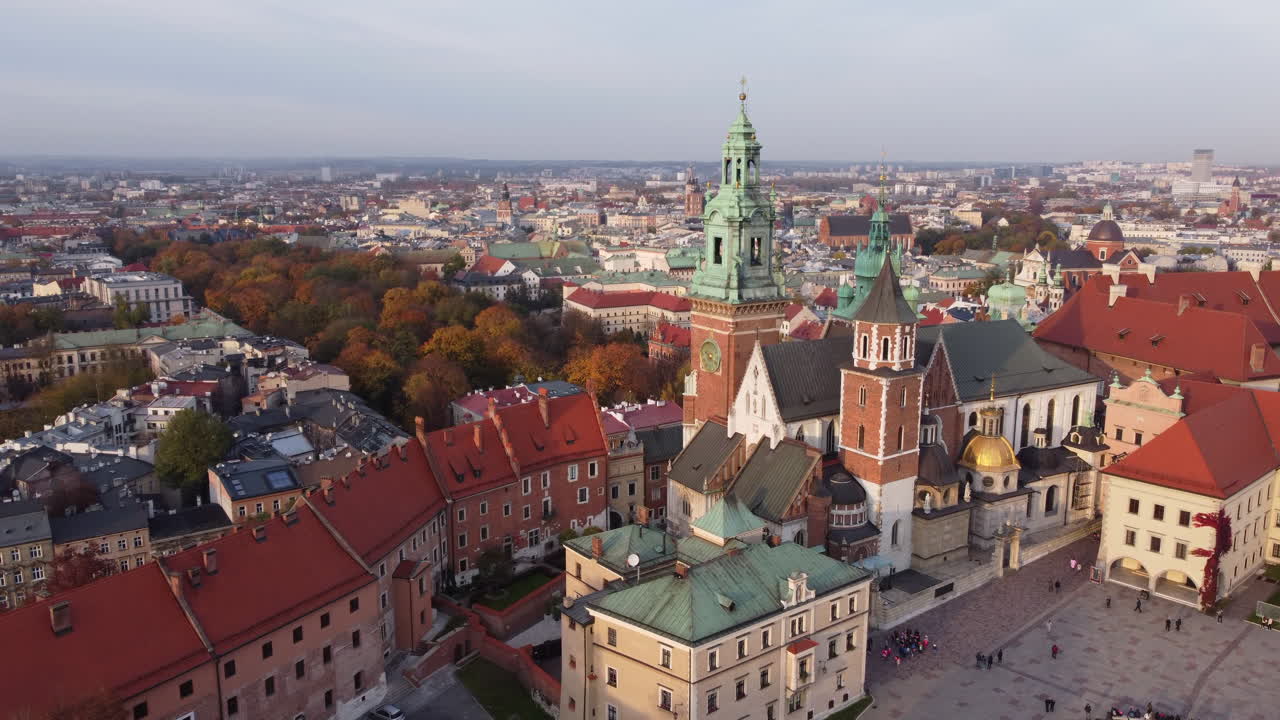 Droneopptak som flyr bakover av Wawel slott og katedral, Krakow.