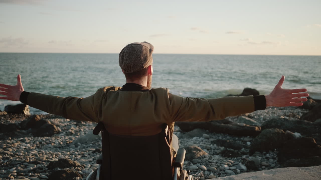 해변에서 해가 지는 것을 즐기는 장애인