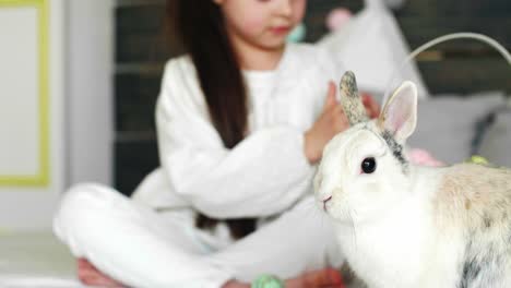 Niño-Jugando-Con-Huevos-De-Pascua