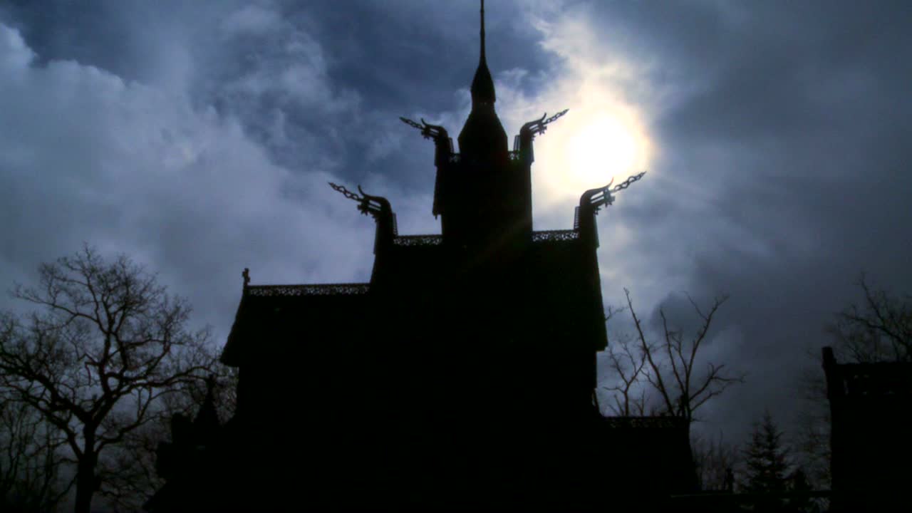 Il sole splende dietro una spettrale chiesa a palafitta in Norvegia