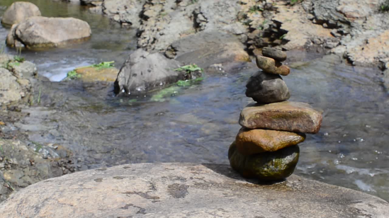 Pietra in equilibrio sulla riva del fiume. Riprese del fiume di montagna.