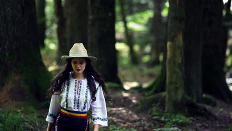 Niña-Rumana-Caminando-En-El-Bosque-6