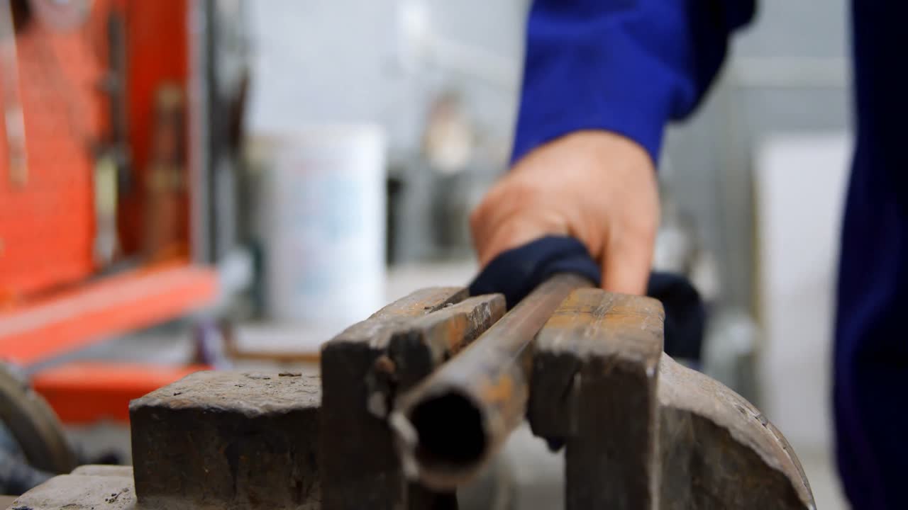 mecánico de limpieza de bancos en el garaje 4k