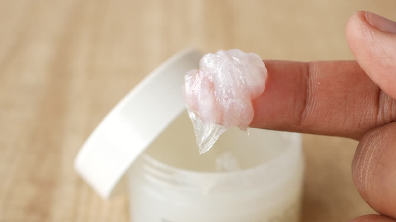 색 기름이나 크림을 적용하는 것