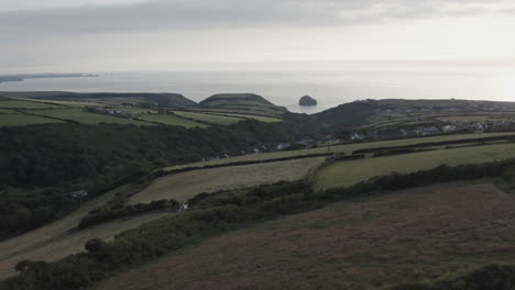 Zerklüftete-Landschaft-Cornwalls-Mit-Meer