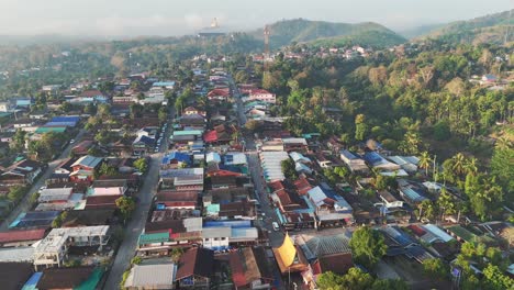 Vista-Aérea-De-Un-Pequeño-Pueblo-Típico-En-Tailandia