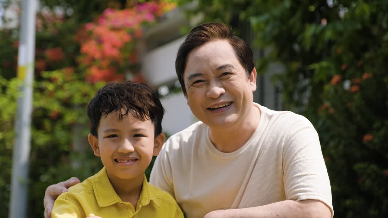 아시아인 남자와 소년 야외