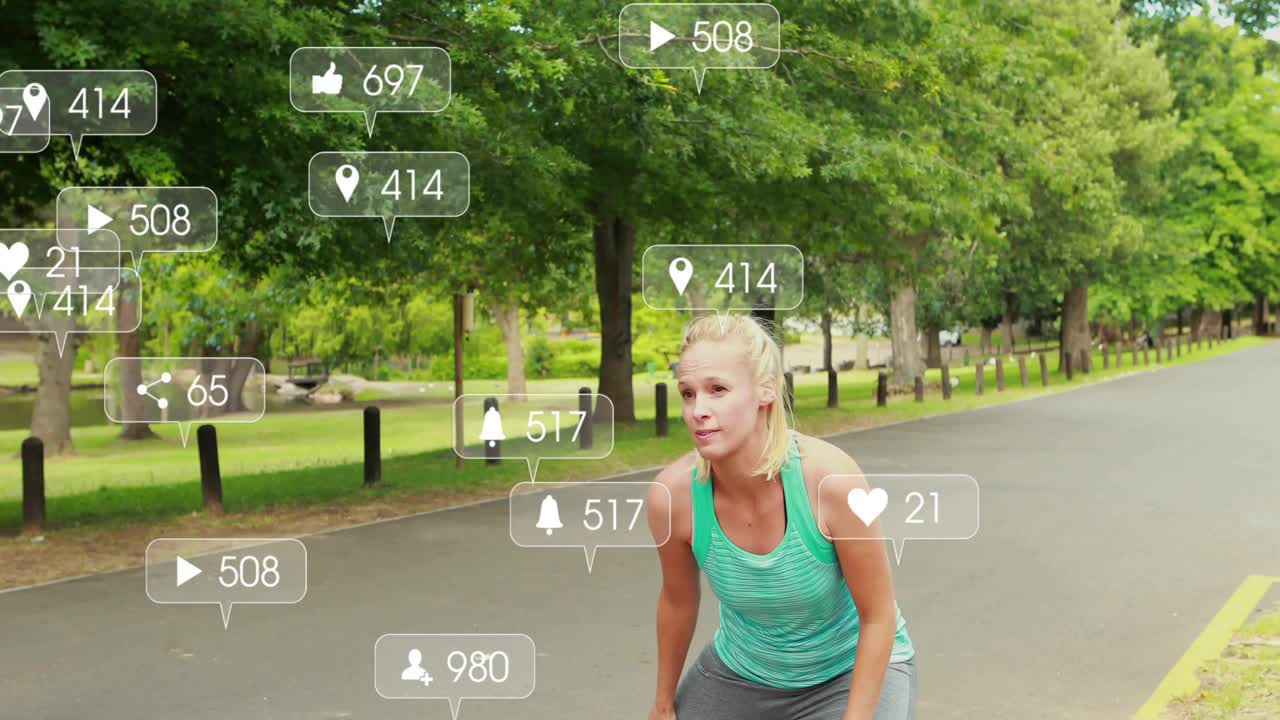 Donna che inizia una routine di fitness, si accovaccia, controlla l'orologio, monitora gli obiettivi con le statistiche del percorso che aumentano intorno a lei