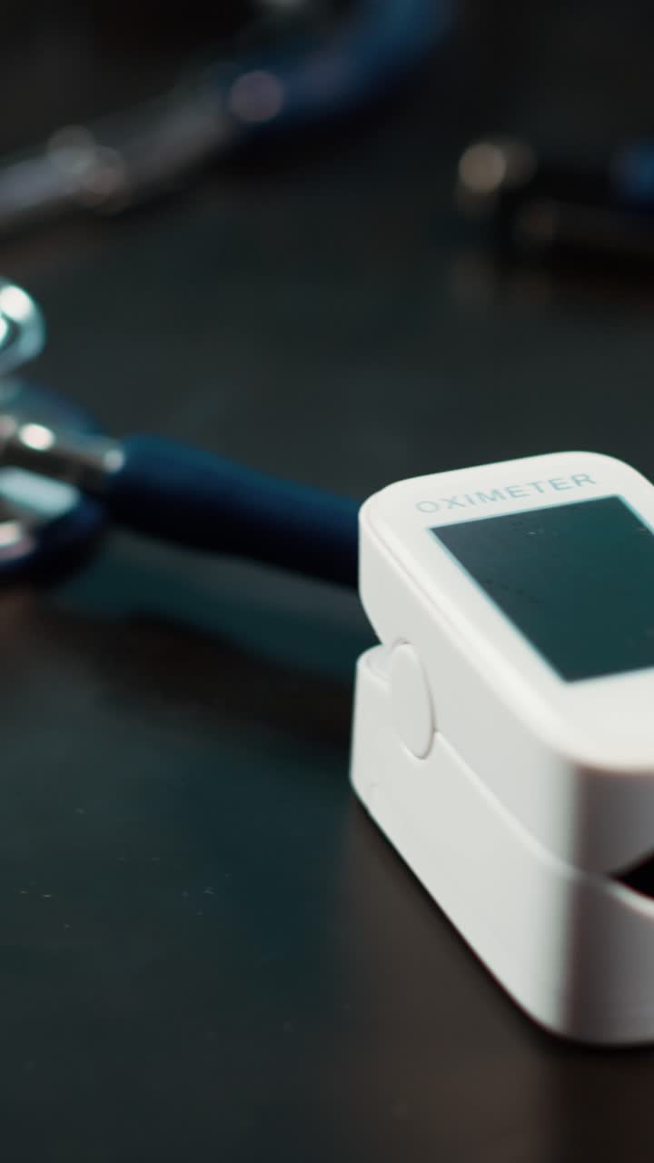 Primo piano di stetoscopio e dispositivi medici ossimetro