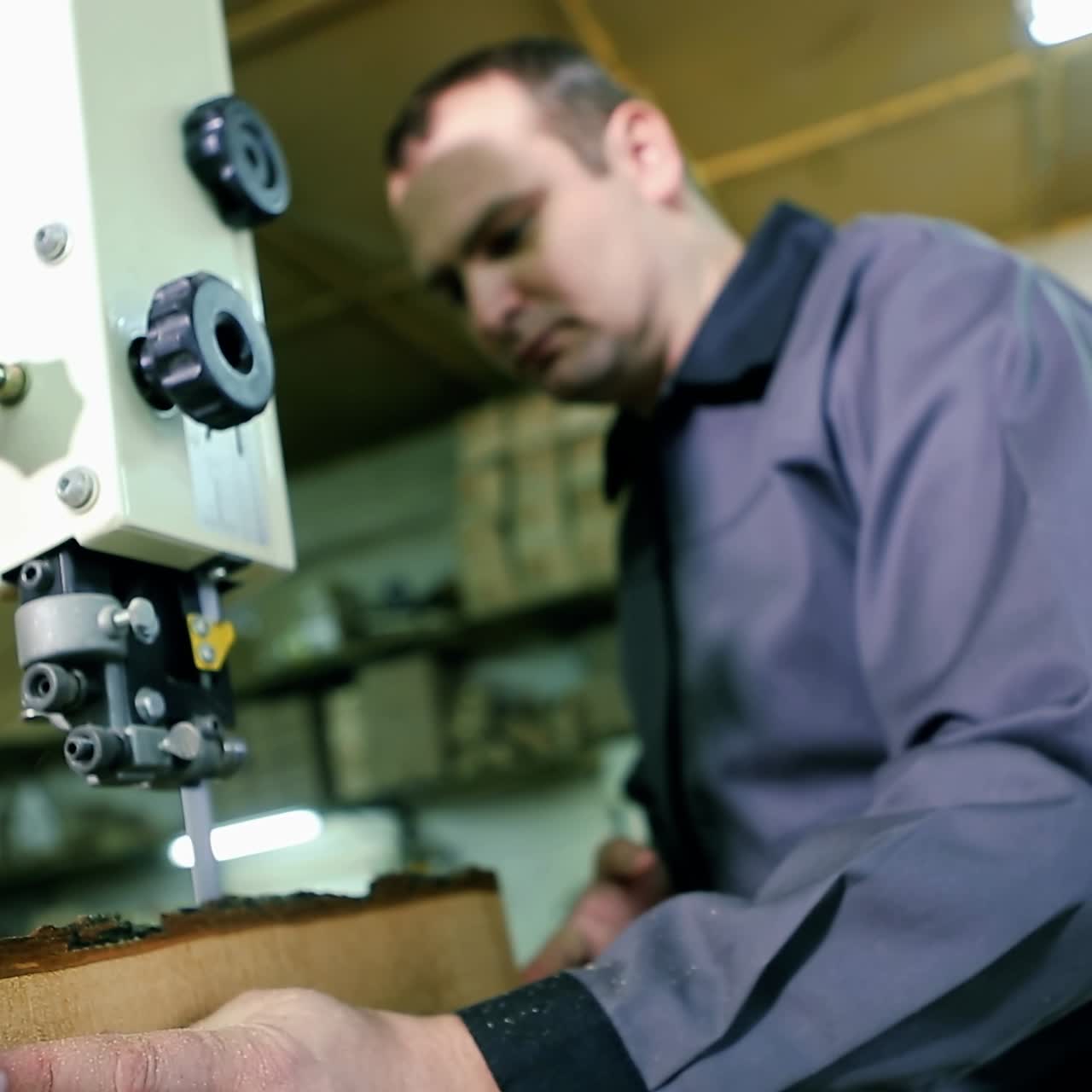 hombre usa una sierra eléctrica para cortar tablas de madera