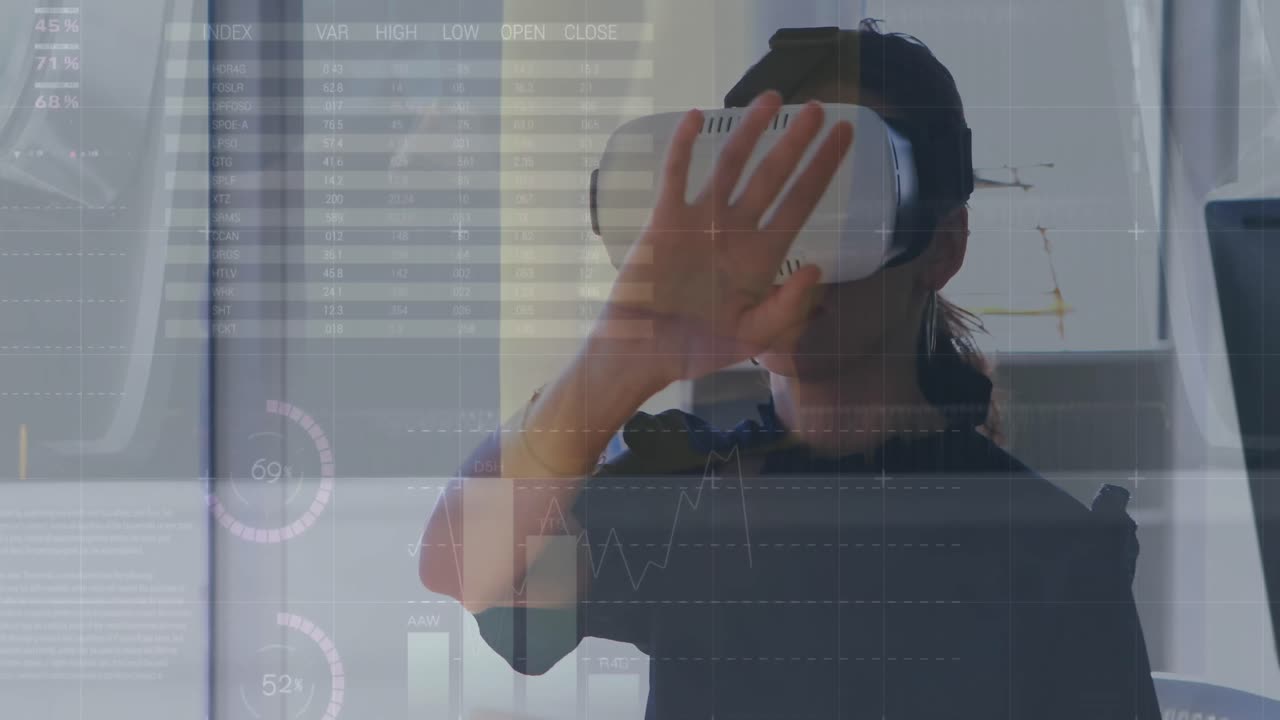 animación del procesamiento de datos sobre una mujer caucásica usando auriculares vr