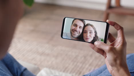 Mujer-Joven-Teniendo-Video-Chat-Usando-Un-Teléfono-Inteligente-En-Casa-Charlando-Con-Amigos-Disfrutando-De-Una-Conversación-Compartiendo-Su-Estilo-De-Vida-En-Un-Teléfono-Móvil