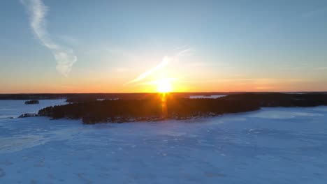 Seitwärtsflug-über-Einen-Zugefrorenen-See-Und-Waldbäume-Im-Winter