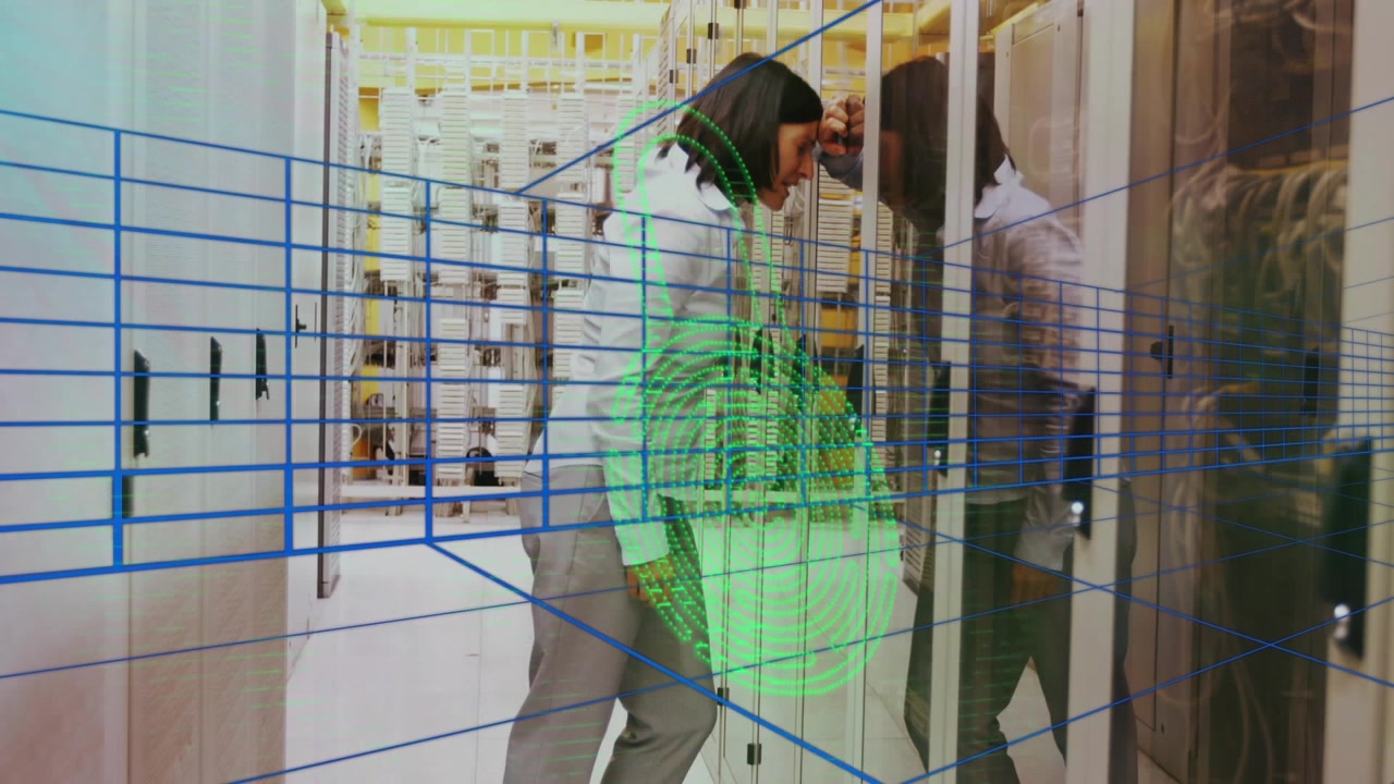 Animazione di elaborazione dati e lucchetto su una donna in una sala server.