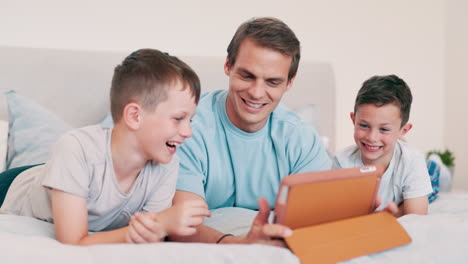 Vater,-Kinder-Und-Lachen-Mit-Tablet-Im-Schlafzimmer