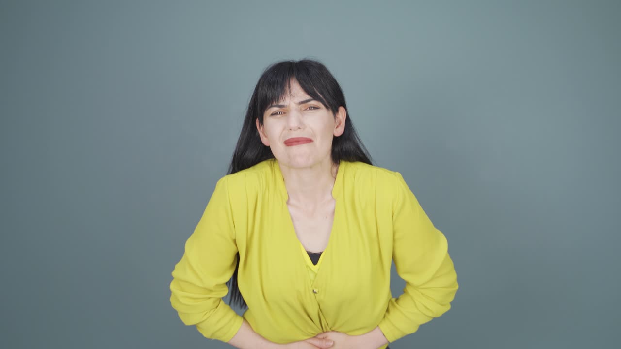 위통을 겪는 여성.