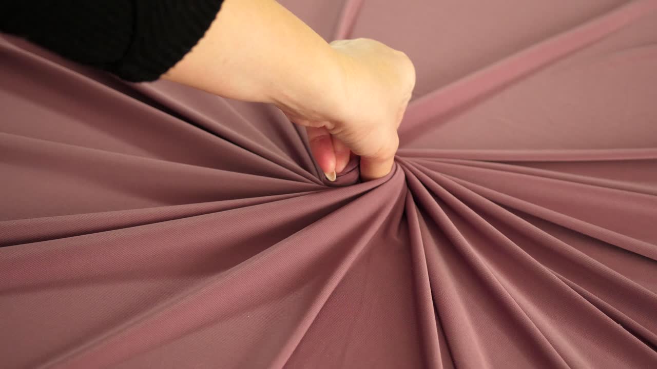 este video describe el primer proceso de producción de vestidos en el taller de costura