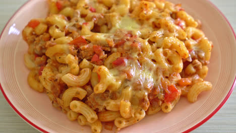 macarrones caseros a la boloñesa con queso - estilo de comida italiana