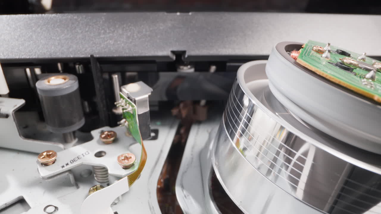 반 ⁇ 이는 회전 머리 를 가진 비디오 카세트 레코더 가 비디오 를 재생 한다