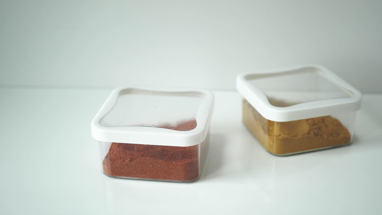 은 고추와 호박이 들어있는 향신료 용기