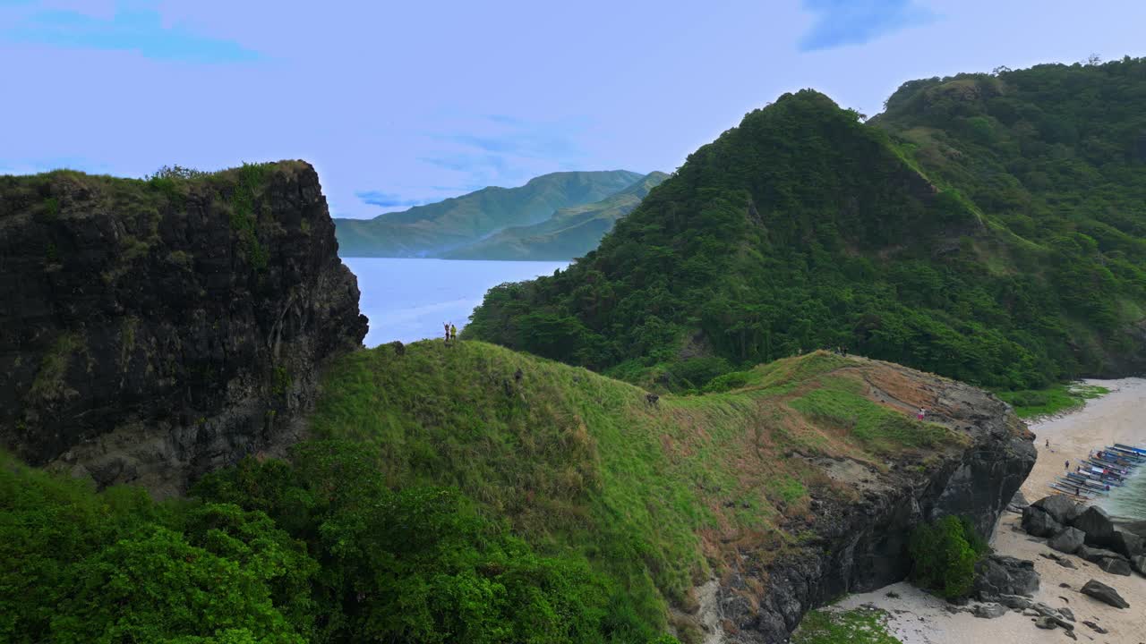 필리핀 다 해변의 카포네스 섬에서 산맥 위에서 매우 높이 찍은 공중 사진.