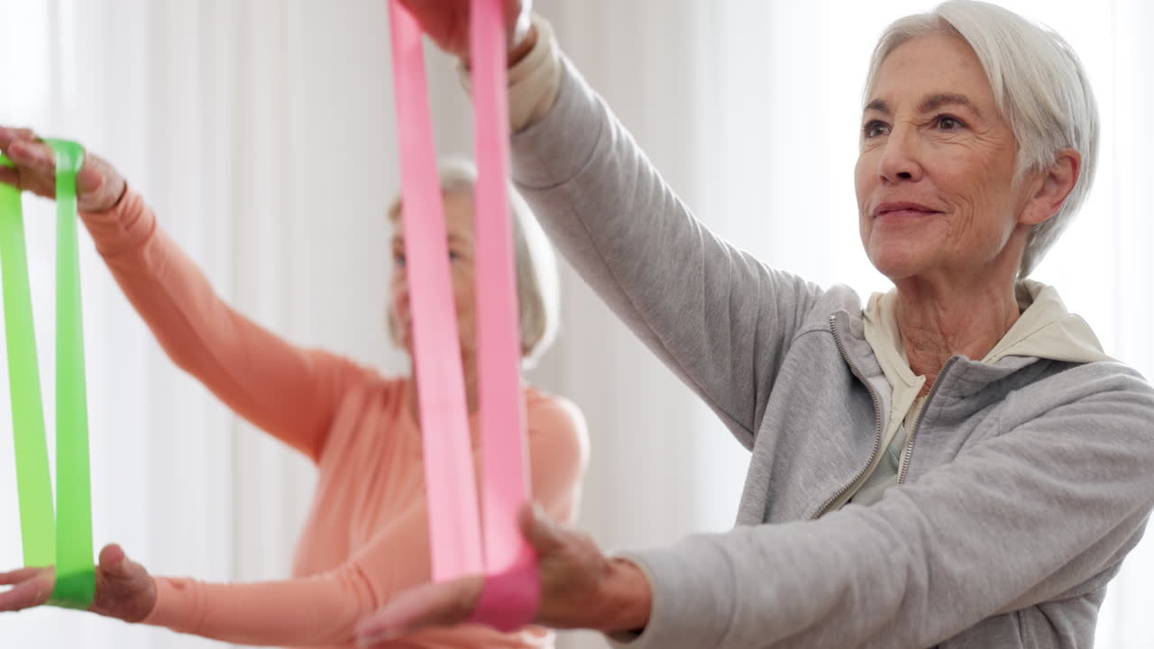 Fascia, lezione di yoga e persone anziane felici