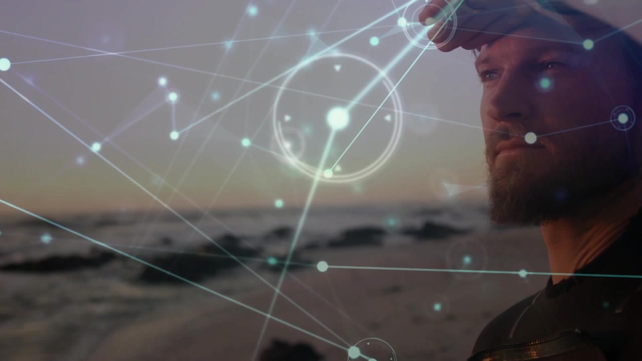 Vousatý muž si stíní oči před západem slunce, zatímco technologická HUD síť s uzly roste a kříží se.