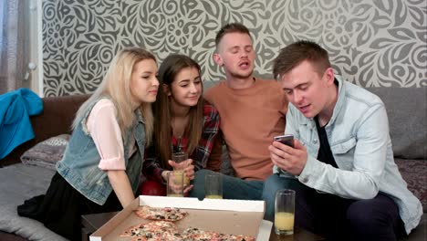 amigos viendo algo gracioso en el teléfono inteligente