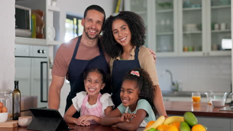 Familia,-Cocinando-En-La-Cocina