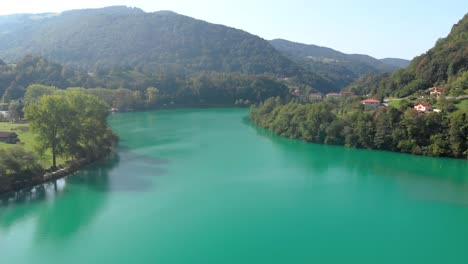 video aéreo del lago en la mayoría de na soci, eslovenia