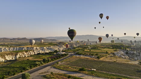 Göreme-Turquía-Aérea-V73-Maravillas-Del-Mundo,-Campos-De-Meseta-De-Sobrevuelo-Bajo-Que-Capturan-Rocas-De-Chimenea-Y-Valles-Con-Globos-De-Aire-Caliente-De-Ensueño-En-El-Cielo-Al-Amanecer---Filmado-Con-Mavic-3-Cine---Julio-De-2022