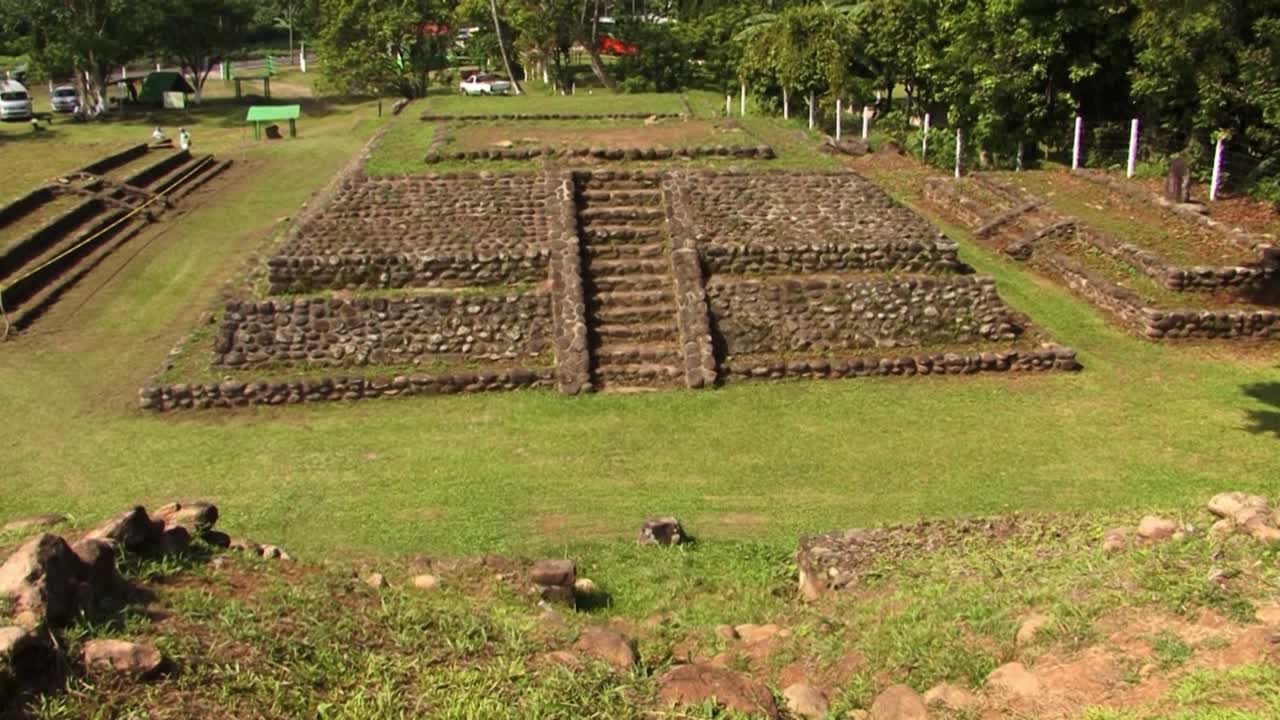 볼 코트 및 기타 구조물과 현대 건축물을 보여주는 멕시코의 이자파 고고학 유적지에서 그룹 f의 모습
