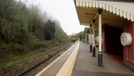 Tren-Pasando-Por-La-Estación-De-Tren-Perranwell-Rumbo-A-Turo