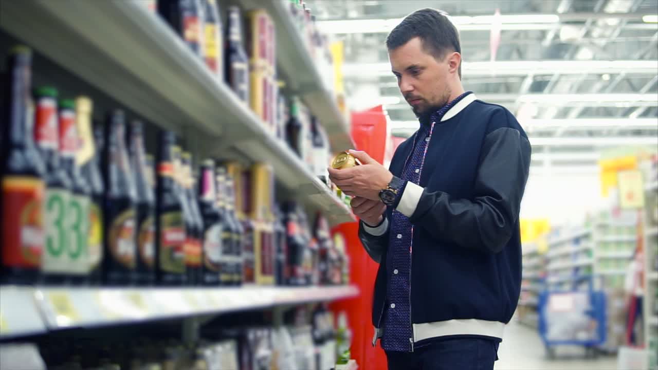 Hombre comprando en un supermercado