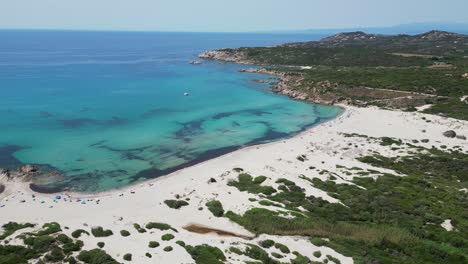 larga playa de arena blanca spiaggia la liccia en costa paradiso, cerdeña, italia - antena 4k