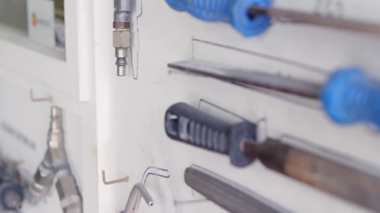 varias herramientas dispuestas en la pared 4k