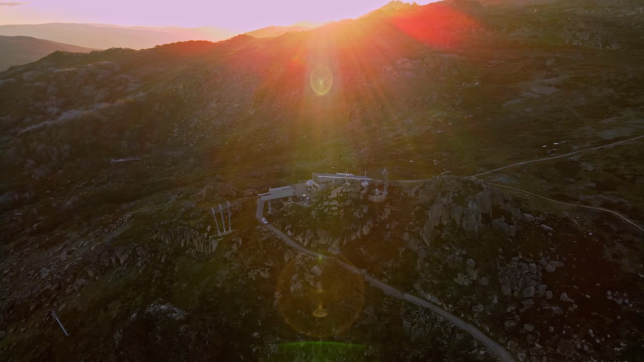hermosa imagen aérea del amanecer en el teleférico de esquí thredbo durante el verano fuera de temporada en las montañas nevadas, nsw, australia