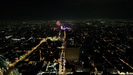 Disparo-De-Un-Dron-De-Una-Manifestación-De-Fuegos-Artificiales-En-El-Zócalo-De-La-Ciudad-De-México-Y-La-Alameda-Central-Durante-La-Celebración-Del-Día-De-La-Independencia